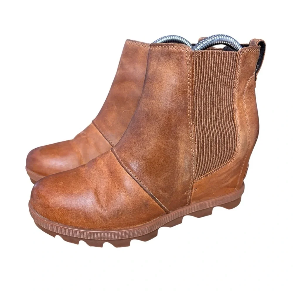 Sorel Joan Rhapsody Chelsea Wedge Boots in Cognac – Women’s Sz 7.5